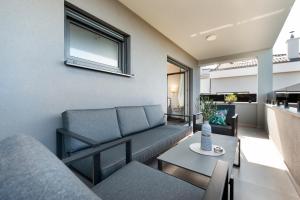 een woonkamer met een bank en een tafel bij Grand Suite Cocaletto 2 in Rovinj