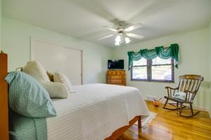 um quarto com uma cama e uma ventoinha de tecto em Charming Jefferson City Home 2 Mi to Downtown! em Jefferson City