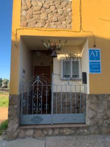 una entrada a un edificio con una puerta en APARTAMENTO TURÍSTICO EL ESQUILÓN, en Calzadilla