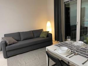 uma sala de estar com um sofá e uma mesa em Kaksio lähellä keskustaa ja satamaa *FREE PARKING* em Turku