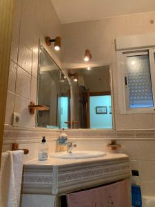 a bathroom with a sink and a mirror at APARTAMENTO TURÍSTICO EL ESQUILÓN in Calzadilla