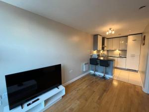 ein Wohnzimmer mit einem großen Flachbildfernseher in der Unterkunft MC Apartment - Central "Free Parking" in Liverpool + 5 Fotos