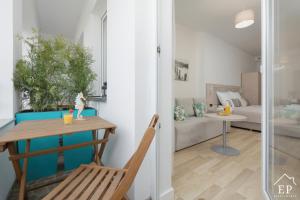 ein Zimmer mit einem Tisch und einem Stuhl sowie einem Wohnzimmer in der Unterkunft Apartament KLIF&FALA Dziwnówek nad morzem EPapartamenty in Dziwnówek