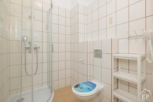 ein Badezimmer mit Dusche, Toilette und Waschbecken in der Unterkunft Apartament KLIF&FALA Dziwnówek nad morzem EPapartamenty in Dziwnówek + 33 Fotos