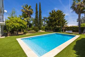 einen Pool im Hof eines Hauses in der Unterkunft PIZARRA Planetcostadorada in Tarragona