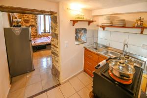 cocina con fregadero y fogones horno superior en Stone house for relaxation in Elos, en Kissamos