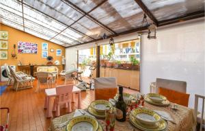 Εστιατόριο ή άλλο μέρος για φαγητό στο Gorgeous Apartment In Genova Sestri Ponente Wit,,,