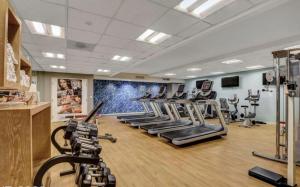 een fitnessruimte met loopbanden en cardio-apparatuur in een kamer bij Condo at Platinum Hotel Strip View in Las Vegas