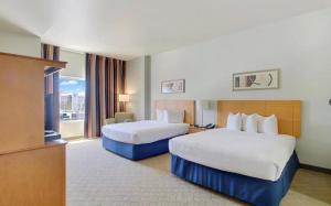 Łóżko lub łóżka w pokoju w obiekcie Condo at Platinum Hotel Strip View