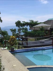 una piscina con vista sull'oceano di Villa de Gloria a Dauis