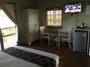 Televízia a/alebo spoločenská miestnosť v ubytovaní Villa de Gloria