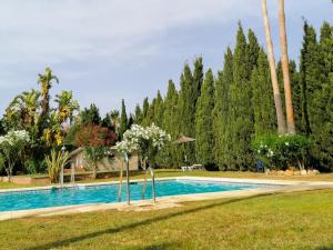 uma piscina num parque com árvores em Casa Azul - Sabillinas em San Luis de Sabinillas