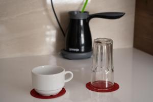 Set per la preparazione di tè e caffè presso Studio Apartments Maksimović