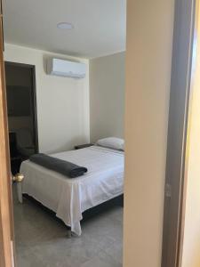 una camera bianca con un letto di Hotel Brisas del Nus a San Roque