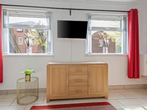TV a/nebo společenská místnost v ubytování Self Catering Belfast Apartment