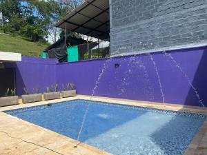 una piscina con fontana di Hotel Brisas del Nus a San Roque