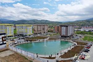 uma grande piscina de água numa cidade com edifícios em Apartment stan na dan Hilandarska em Lukavica
