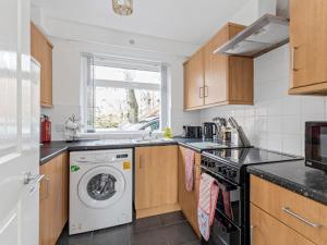 Kuchyň nebo kuchyňský kout v ubytování Self Catering Belfast Apartment