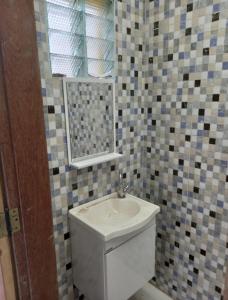 a bathroom with a sink and a mirror at CASA EM PRAIA SECA in Araruama