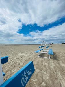 Una playa vacía con un columpio vacío en la arena. en Avelana Apartment, en Pärnu