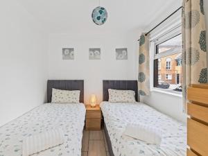 ベルファストにあるSelf Catering Belfast Apartmentのツインベッド2台 窓付きの部屋