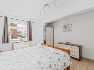 Postel nebo postele na pokoji v ubytování Self Catering Belfast Apartment