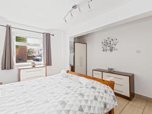 Postel nebo postele na pokoji v ubytování Self Catering Belfast Apartment
