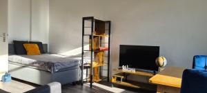 Postel nebo postele na pokoji v ubytování Lichtdurchflutete moderne Stadtwohnung, Küche, Waschtrockner, SmartTV