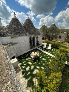 an external view of a house with thatched roofs at Trulli Barsento in Alberobello