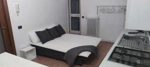 a small bedroom with a bed and a kitchen at Da Anna e Michele in Andria