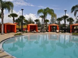 - une grande piscine dans un complexe avec des palmiers dans l'établissement Summer Breeze Villa, à Davenport