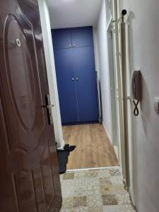 een hal met een blauwe deur in een kamer bij Apartman Dia Sarajevo in Sarajevo
