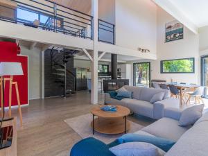 salon z 2 kanapami i schodami w obiekcie Villa familiale 10 pers. à Biscarrosse avec piscine chauffée, près du lac et des pistes cyclables - FR-1-319-488 w mieście Biscarrosse