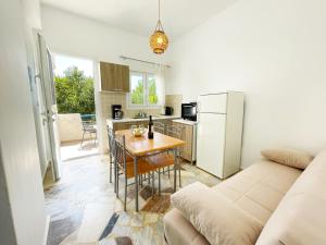 una cocina y comedor con una mesa y un refrigerador en Odysseas Apartments, en Marathokampos