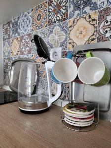 een aanrecht met een koffiezetapparaat en een blender bij Apartman Dia Sarajevo in Sarajevo