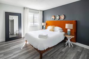 Ένα ή περισσότερα κρεβάτια σε δωμάτιο στο Gorgeous CozySuites in Camelback with pool parking