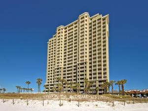 un gran edificio en la playa junto a la playa en Grand Panama Beach Resort - The Grand 403 en Panama City Beach
