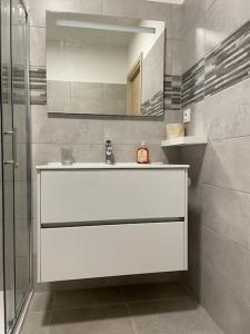 Et badeværelse på Appartement de standing piana