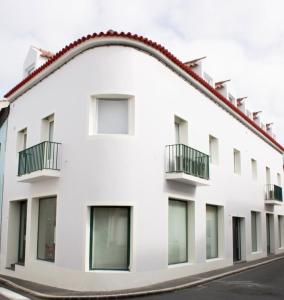 - un bâtiment blanc avec balcon dans une rue dans l'établissement Apartamento Sta Catarina - Sta Catarina Place, à Ponta Delgada