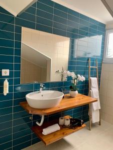 La salle de bains est pourvue d'un lavabo et d'un miroir. dans l'établissement Apartamento Sta Catarina - Sta Catarina Place, à Ponta Delgada