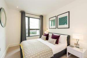 um quarto com uma cama e uma janela em Quaint Montana em Londres