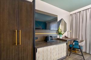 um quarto de hotel com uma secretária e uma cadeira em Marea Sol Hotel em Santa Cruz