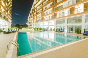 Accra Luxury Apartments @ The Signature tesisinde veya buraya yakın yüzme havuzu