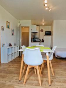 uma cozinha e sala de jantar com mesa e cadeiras em Appartement Cosy Joué-Les-Tours em Joué-lés-Tours