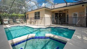 una piscina frente a una casa en Sunny`s Florida Villa, en Haines City