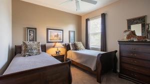 Un dormitorio con dos camas y una cómoda. en South Facing Tropical Oasis- Minutes To Legoland, en Haines City 27 fotos más