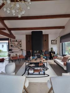 Ruang duduk di La Parenthèse du Las, Maison d'hôtes avec Piscine et Spa +42 gambar
