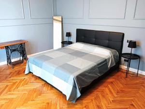 1 dormitorio con 1 cama, 1 mesa y 2 sillas en il sogno in valigia, en Turín