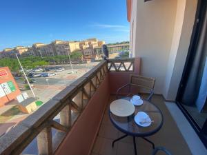 balcón con mesa y vistas a la ciudad en Punta Umbria ideal apartamento Enebrales, en Punta Umbría