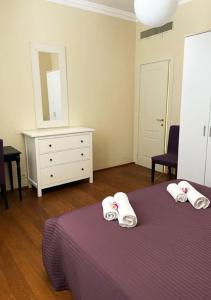 Schlafzimmer mit einem Bett, einer Kommode und einem Spiegel in der Unterkunft Serena Apartment in Lucca